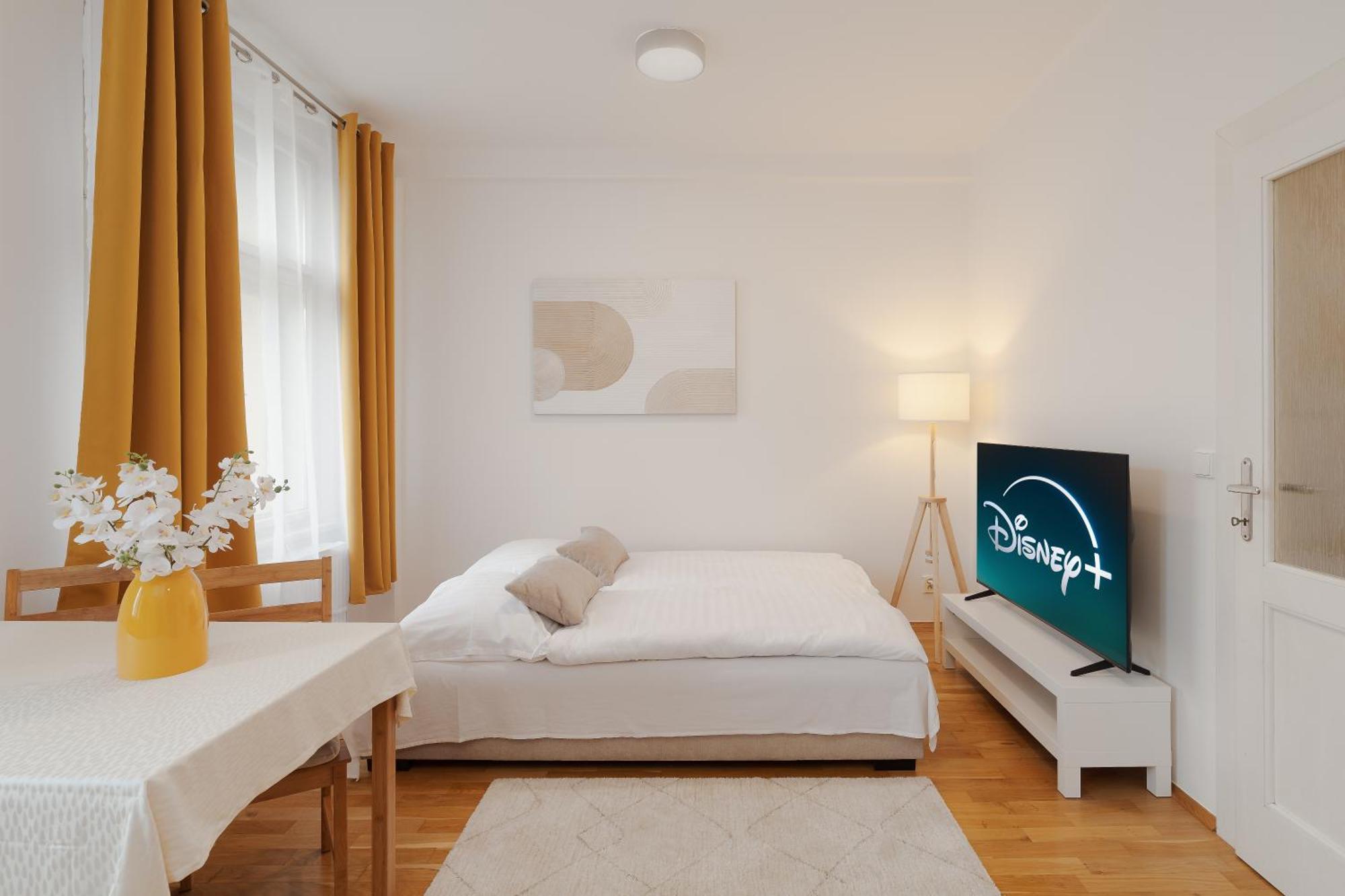 Louvre - Cozy Center With Balcony Apartment Prag